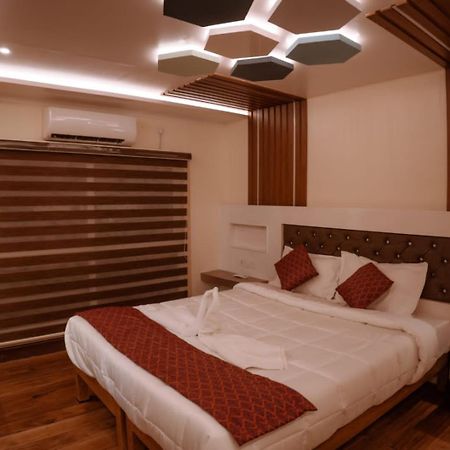 Hotel Victoria Houseboats Alappuzha Exterior foto